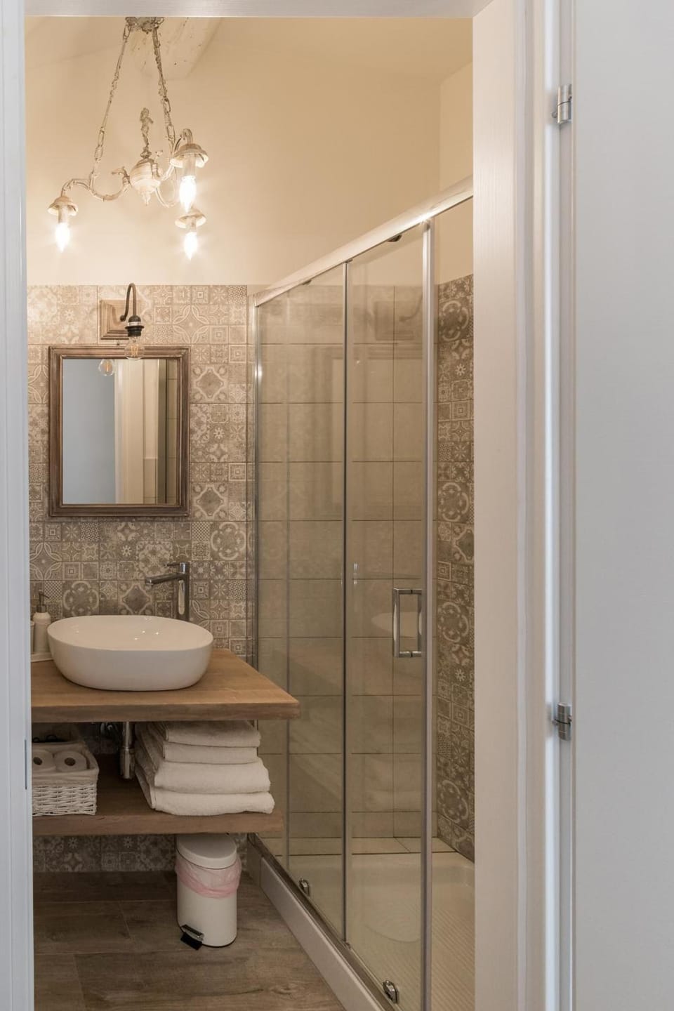Shower, free toiletries, towels