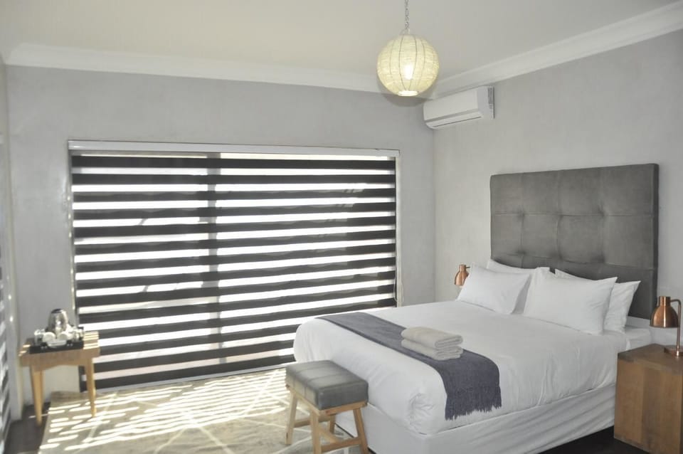 Double Room | In-room safe, desk, iron/ironing board, WiFi (free)