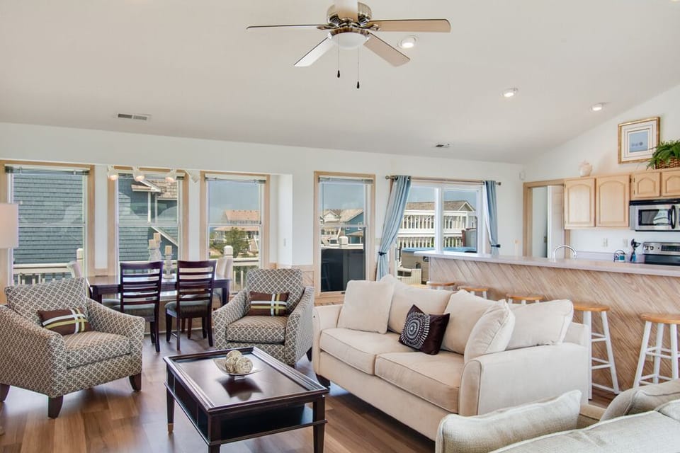 SS46: Seaside 46 | Top Level Living Area