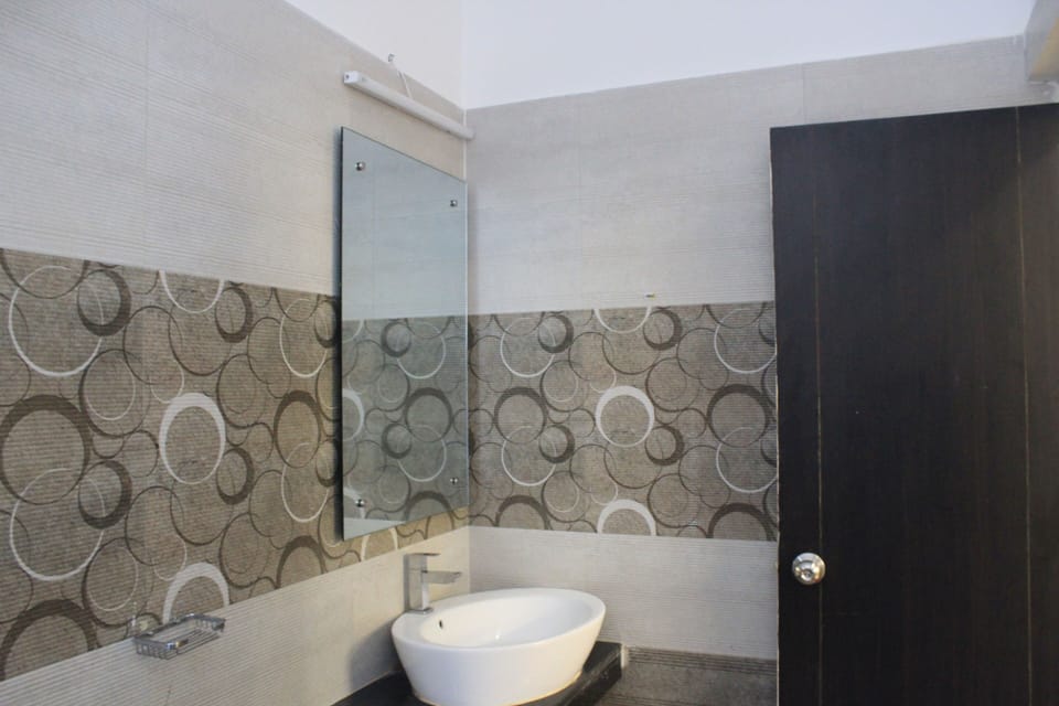 Superior Triple Room, 1 King Bed | Bathroom shower
