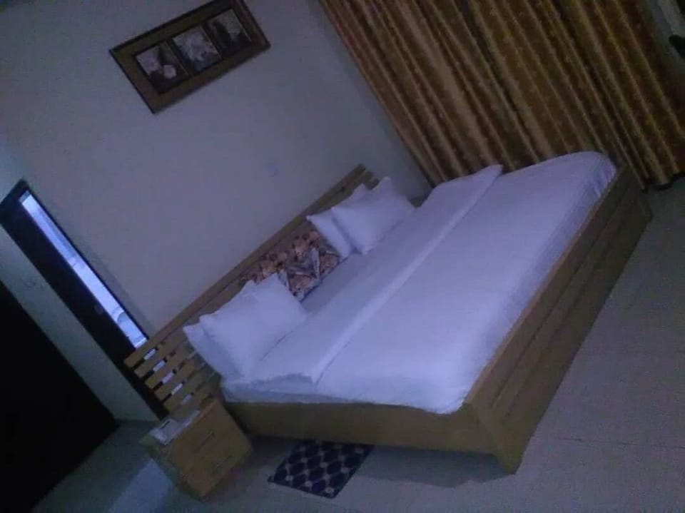 Executive Double Room | Minibar, desk, blackout drapes, bed sheets