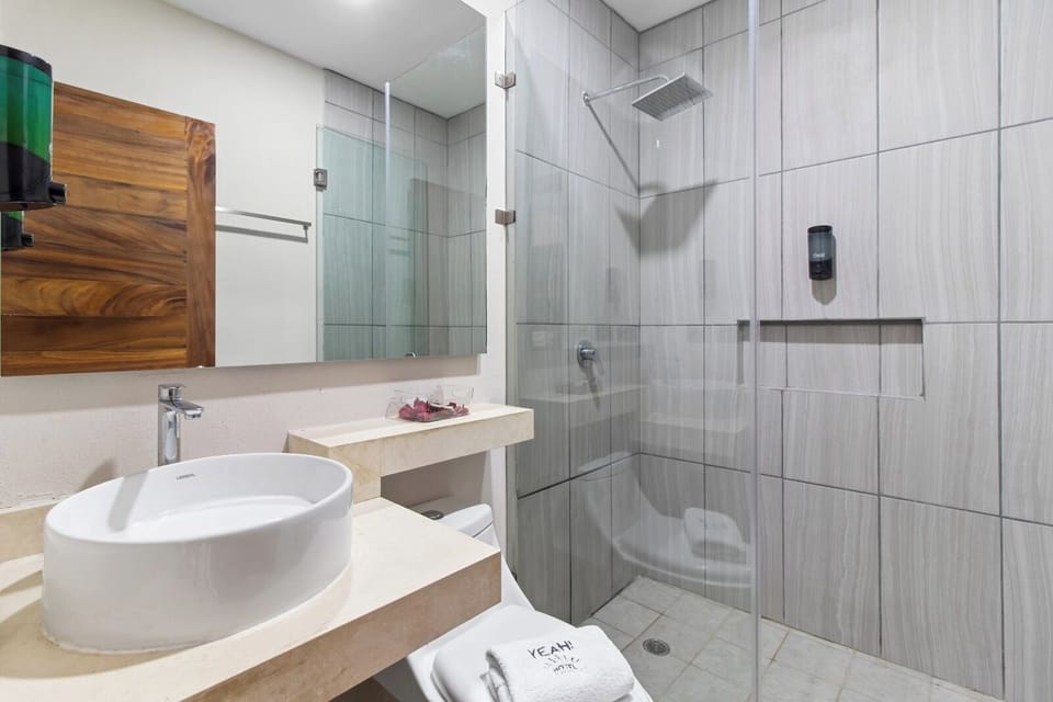 Shower, free toiletries, towels