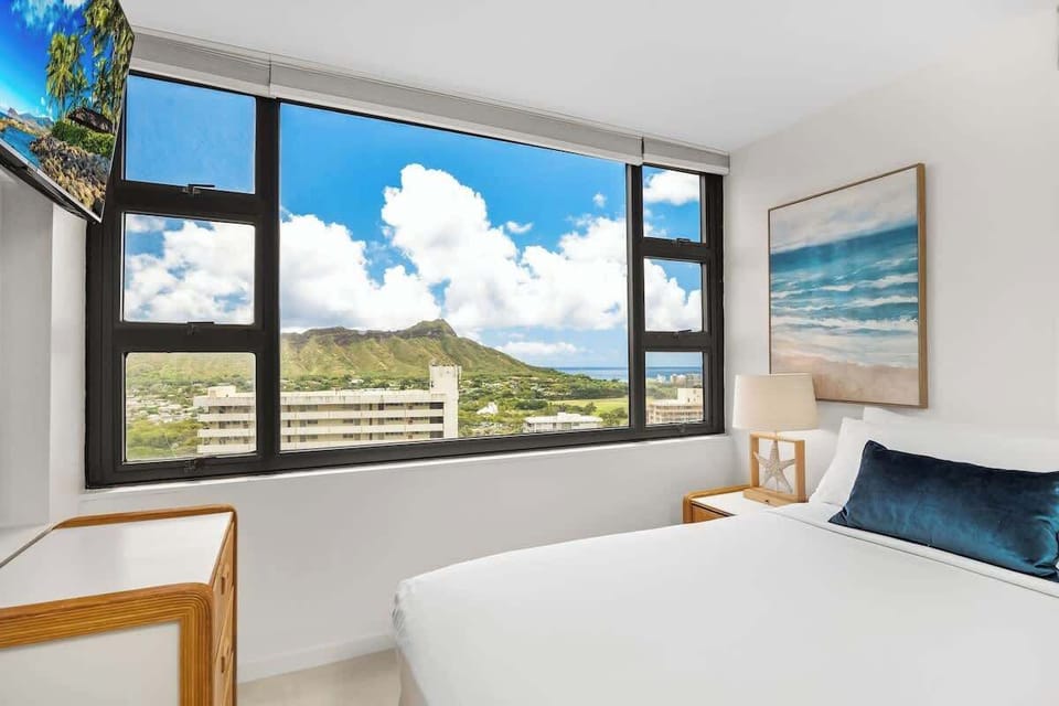 Enjoy the great views of Diamond Head Mountain and Ocean from your bedroom window