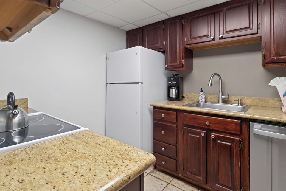 Full Kitchen. Granite Countertops.