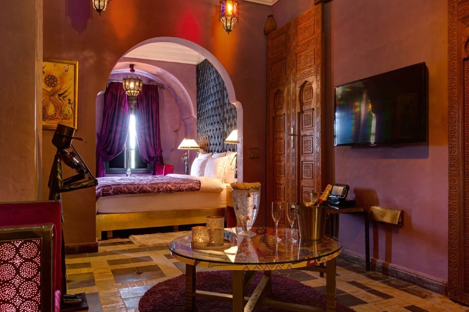 Family Suite | Living area | 32-inch TV with satellite channels, tablet