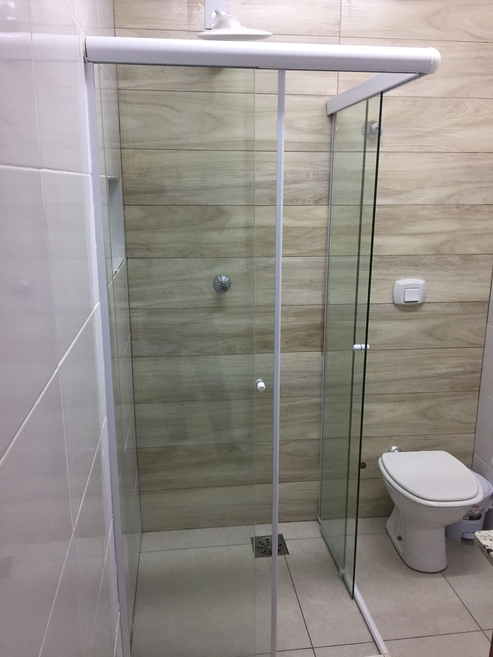 Deluxe Suite | Bathroom | Shower, rainfall showerhead, towels, soap