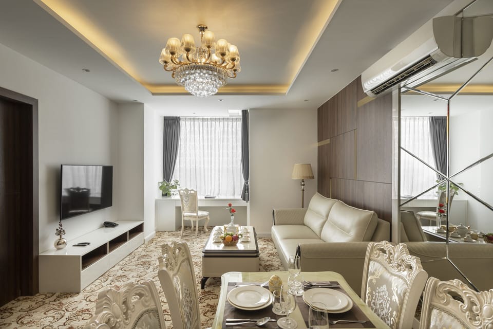 Premium Suite, Courtyard View | Living area | 32-inch LCD TV with cable channels, TV, Netflix