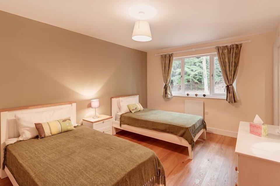 Second Bedroom, Twin Beds, Bedside Lamp-Willow Lodge