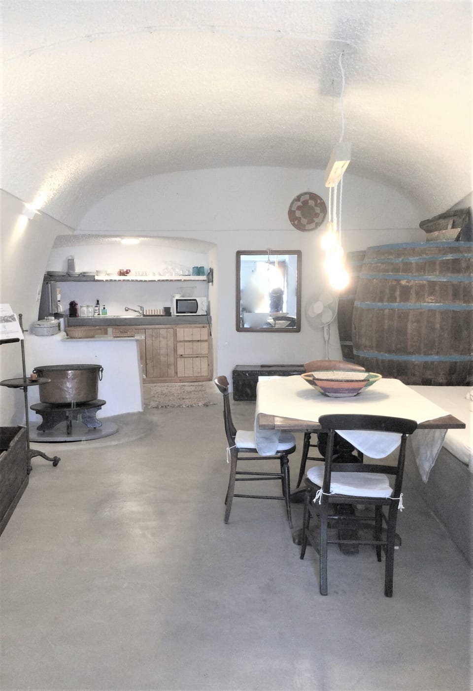 The living room and the kitchen
wineryhouse.com WhatsApp+306944738369
