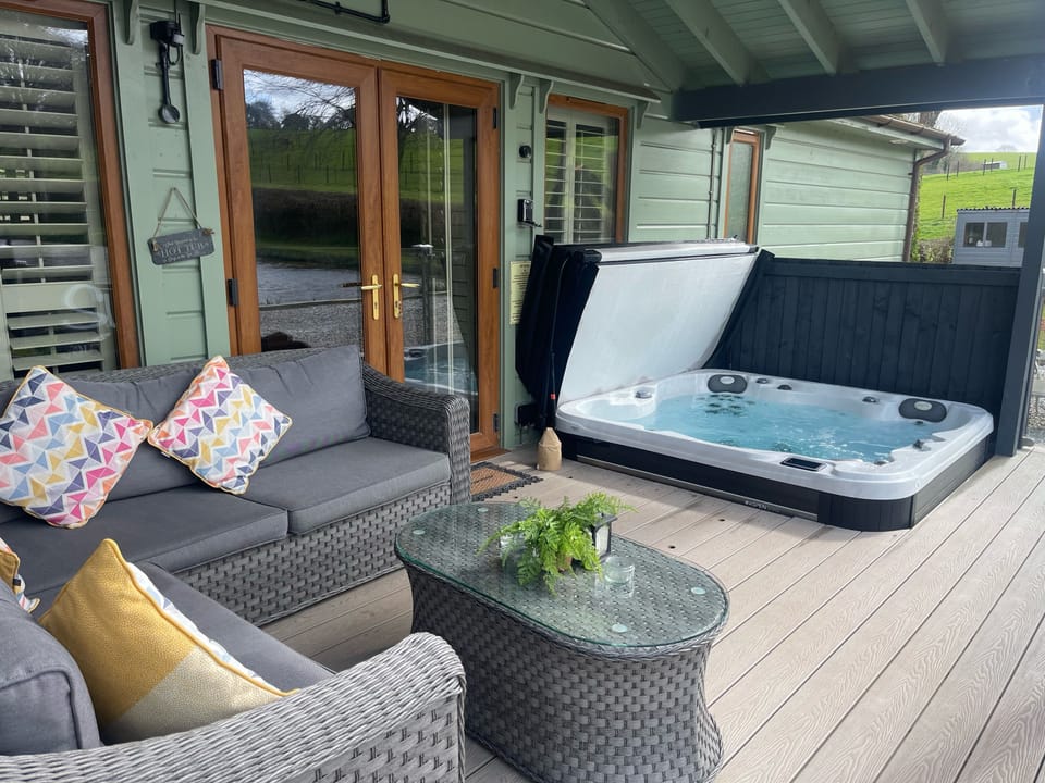 Outside Seating, Hot Tub-Heron Lodge