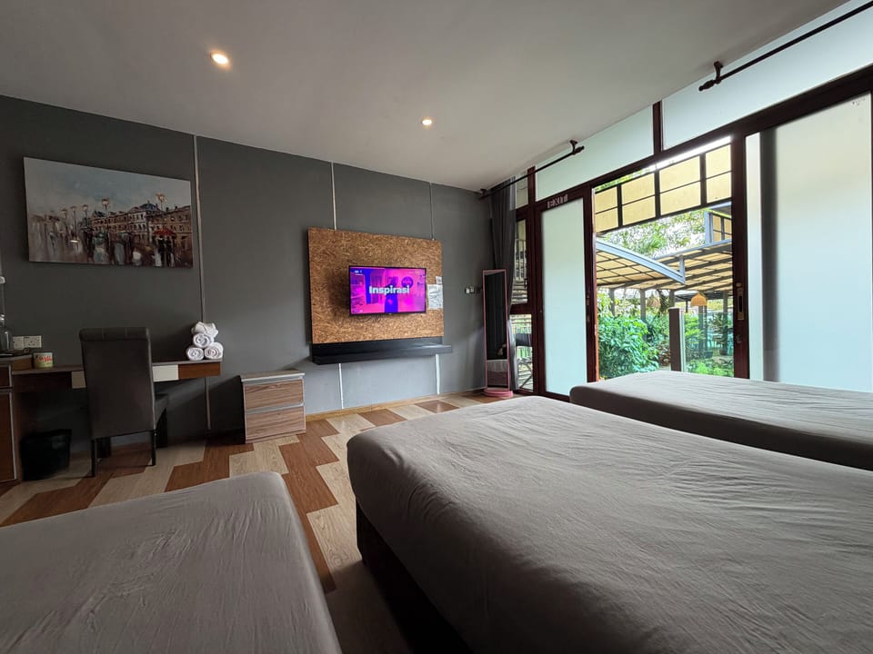 Deluxe Triple Room, 3 Twin Beds | Individually decorated, individually furnished, desk, laptop workspace