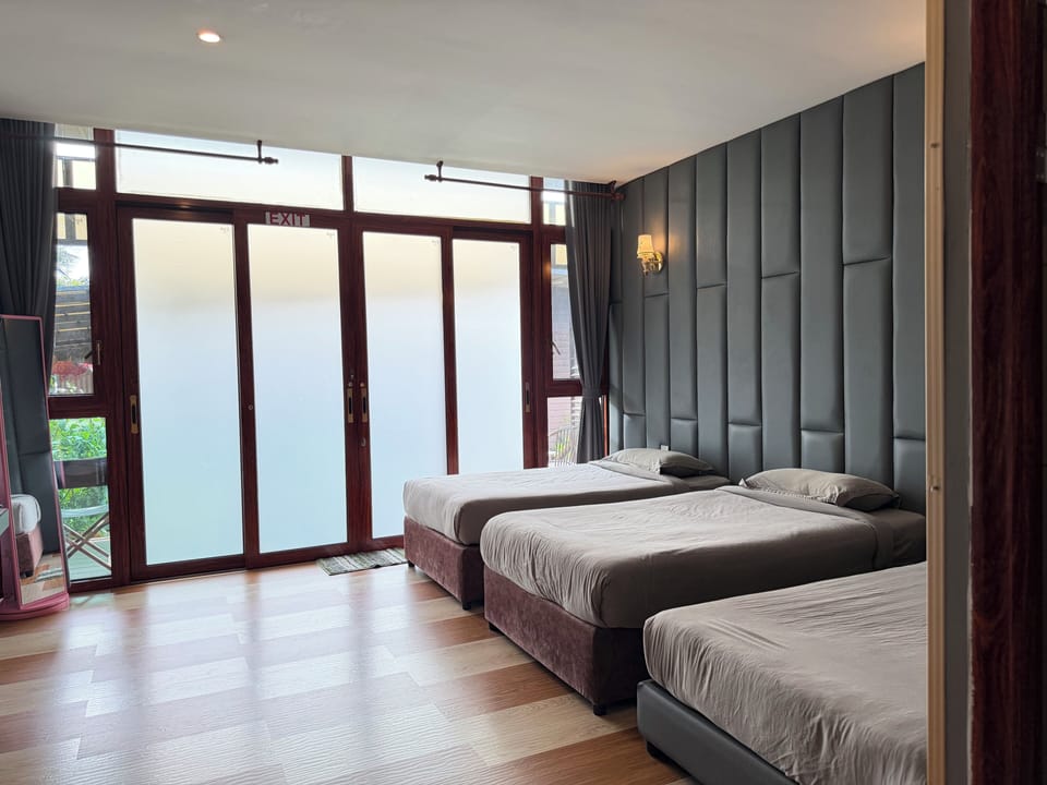 Deluxe Triple Room, 3 Twin Beds | Individually decorated, individually furnished, desk, laptop workspace
