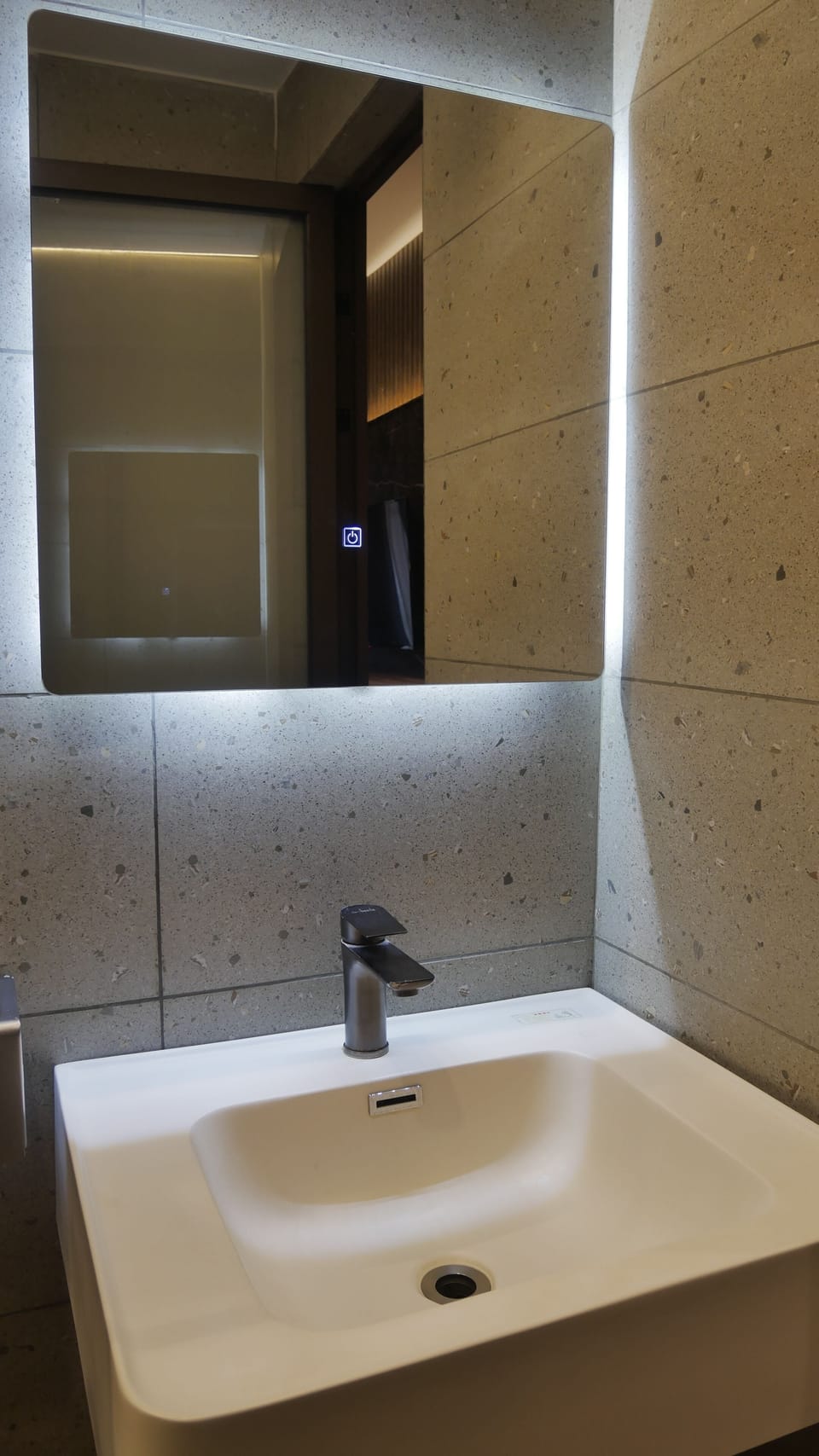 Deluxe Twin Room | Bathroom | Shower, slippers, bidet, towels