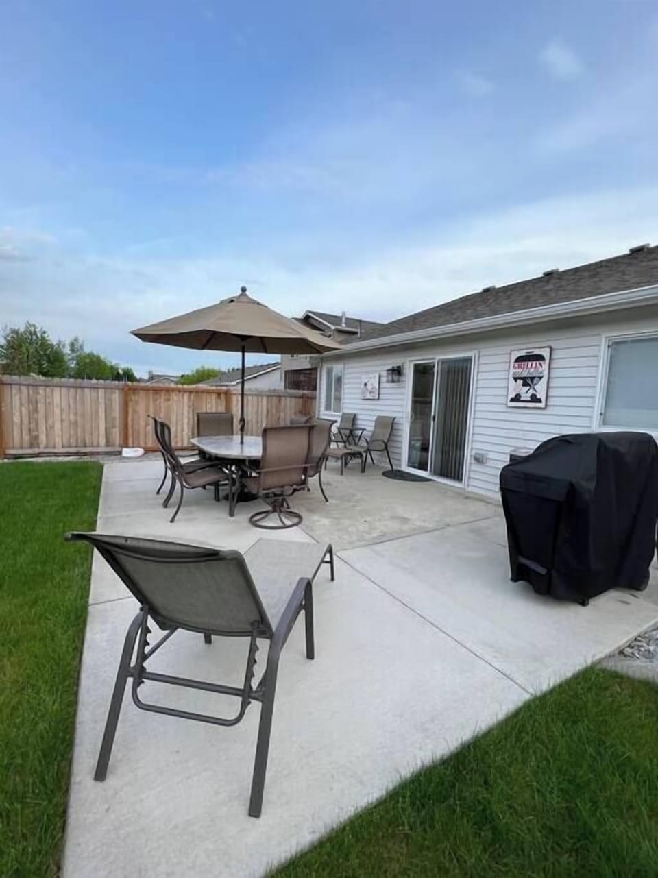 The private back yard is ready for your evening dinners