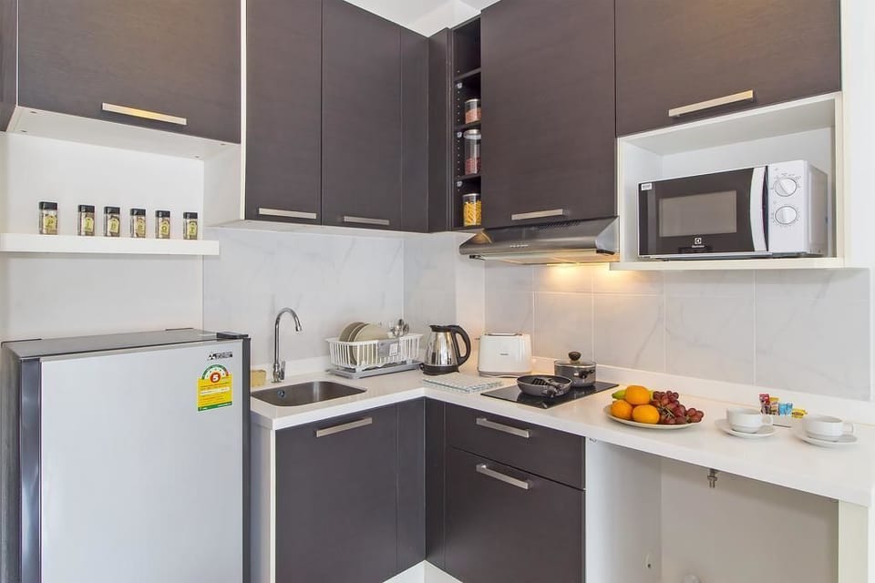 Deluxe Studio Suite, Kitchen, Garden View | Private kitchenette | Full-size fridge, microwave, stovetop, electric kettle