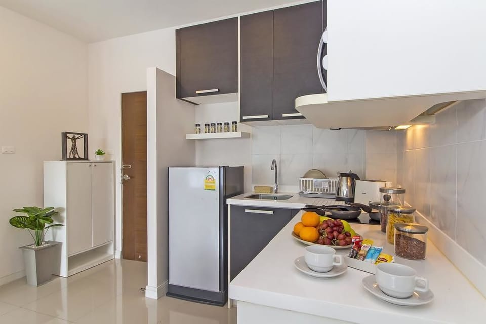 Deluxe Studio Suite, Kitchen, Garden View | Private kitchenette | Full-size fridge, microwave, stovetop, electric kettle