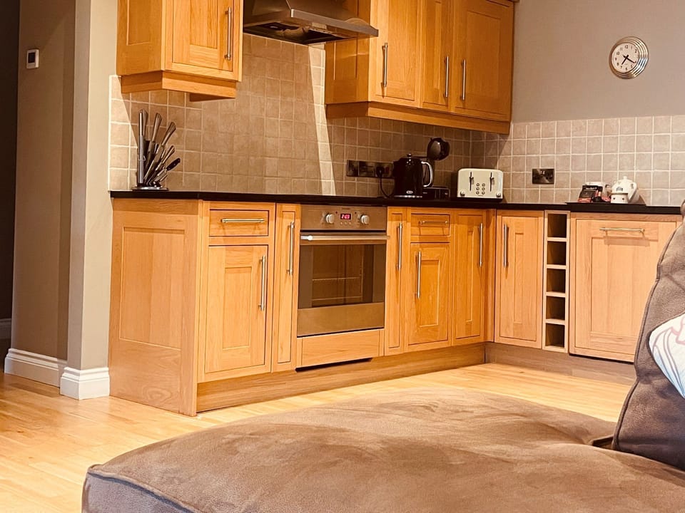 Electric oven with grill, electric hob, microwave, fridge freezer, dishwasher and washer dryer - Kingfisher Lodge