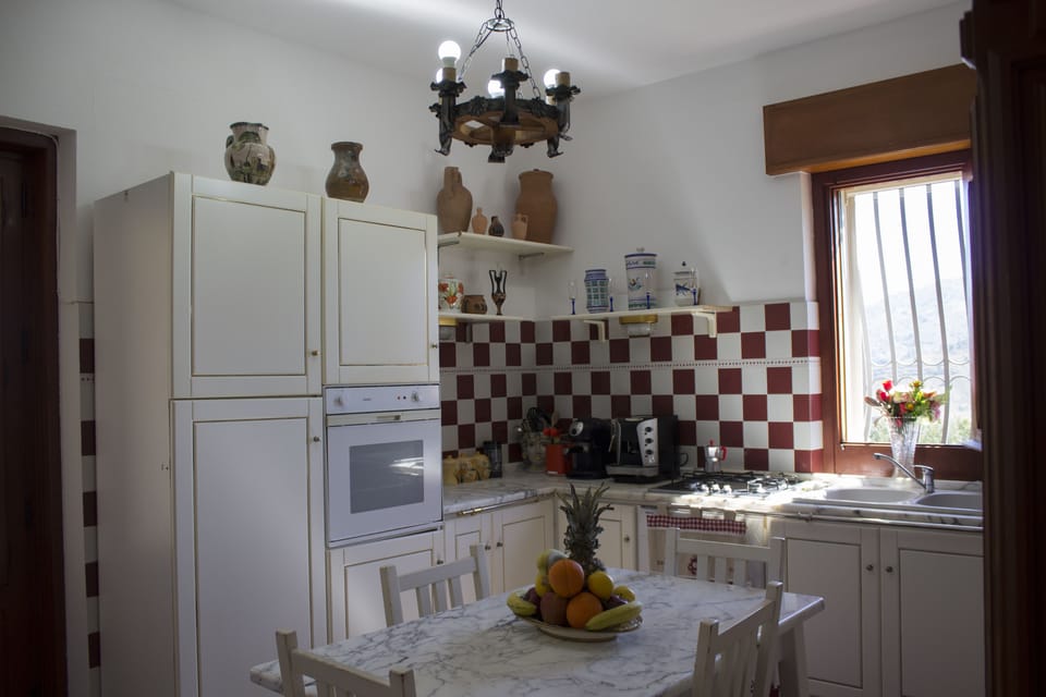 Full-size fridge, oven, stovetop, toaster