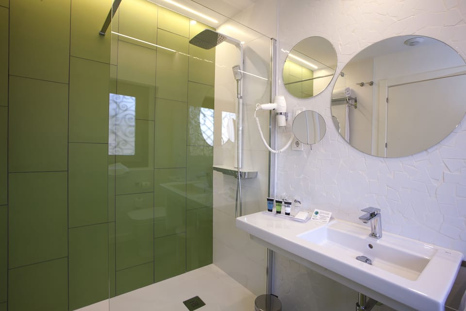 Shower, free toiletries, towels