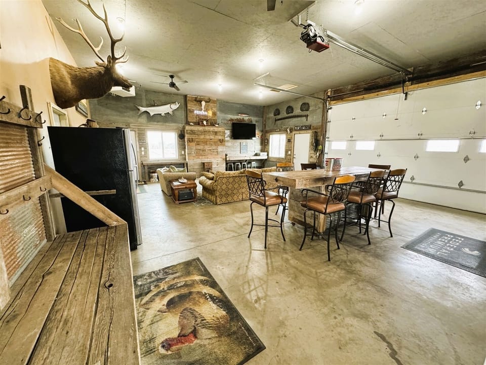 Great garage space to hang out