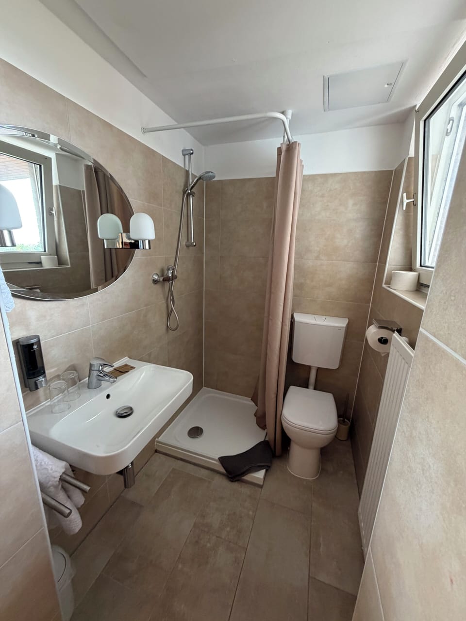Comfort Twin Room, Courtyard View | Bathroom | Shower, towels, soap, shampoo