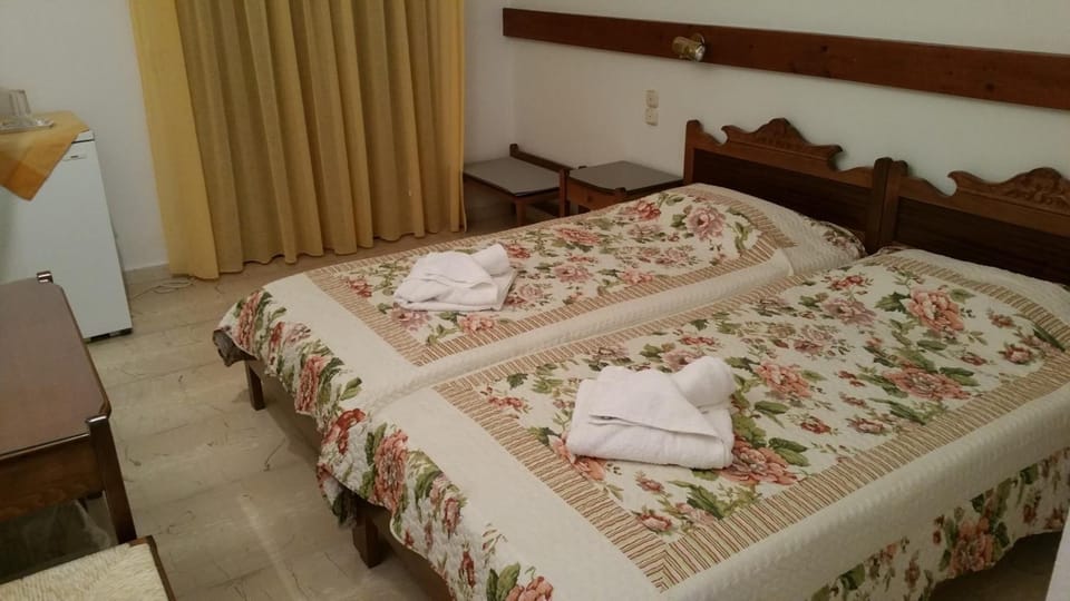 Desk, soundproofing, free WiFi, bed sheets