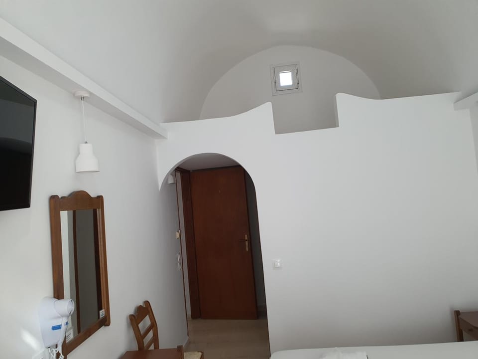 Desk, soundproofing, free WiFi, bed sheets