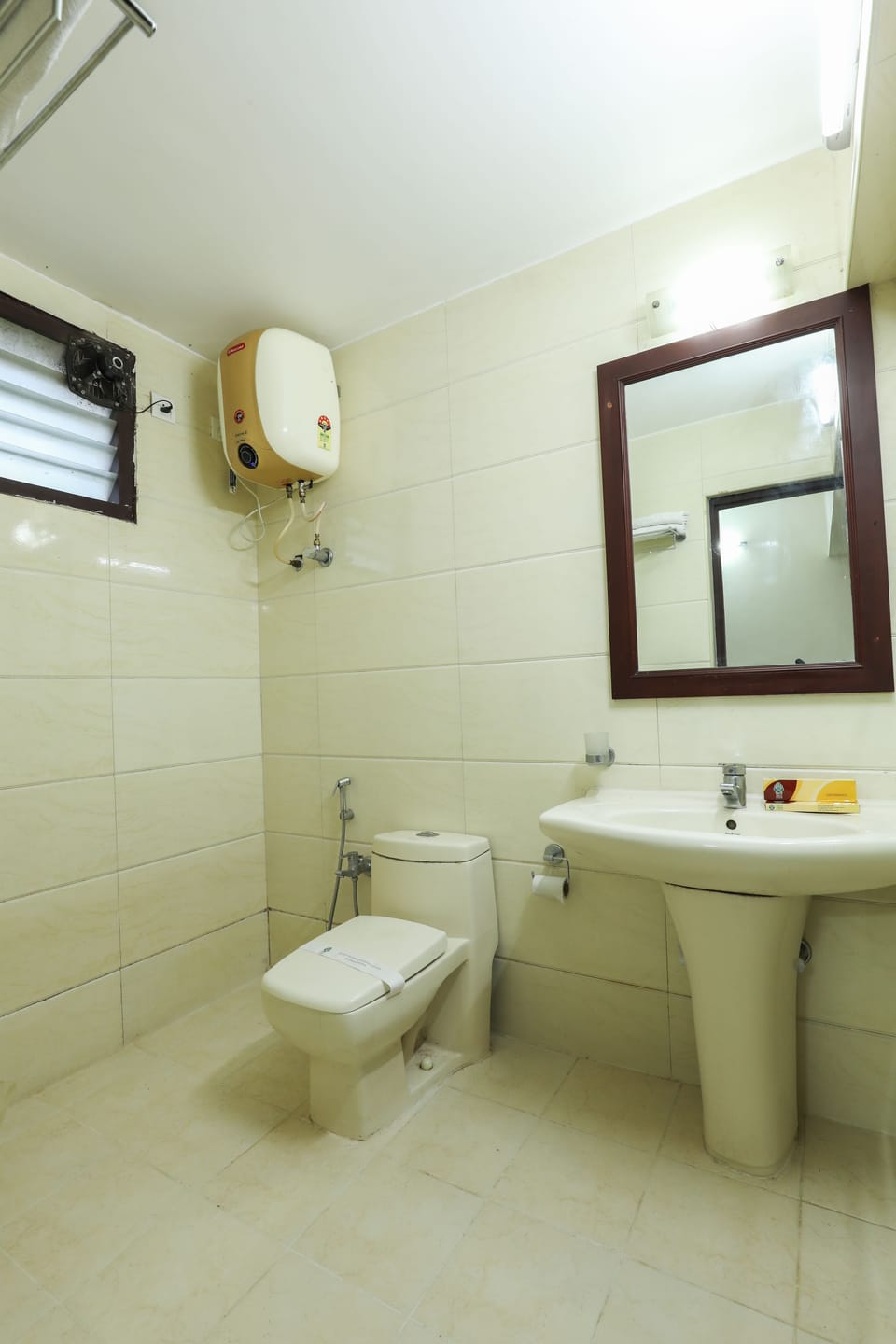 Deluxe Room | Bathroom | Shower, free toiletries, towels, soap