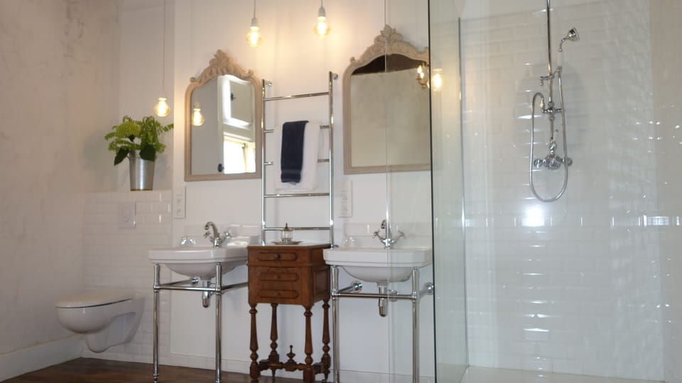 Deluxe Suite (Ouest) | Bathroom | Shower, rainfall showerhead, free toiletries, hair dryer