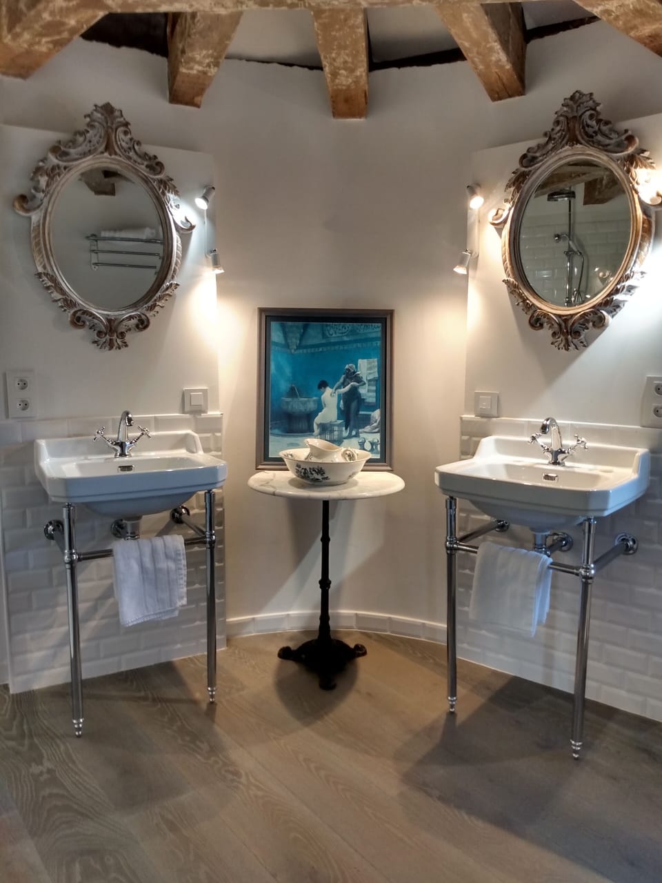 Deluxe Suite (Est) | Bathroom | Shower, rainfall showerhead, free toiletries, hair dryer