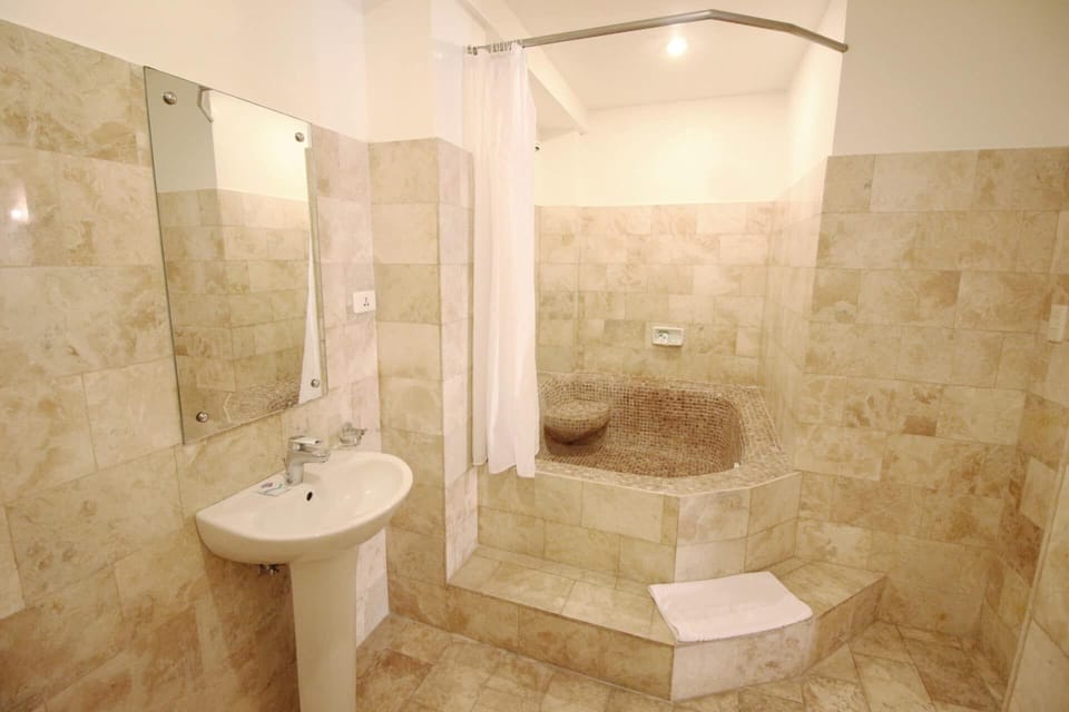 Combined shower/tub, deep soaking tub, free toiletries, bidet