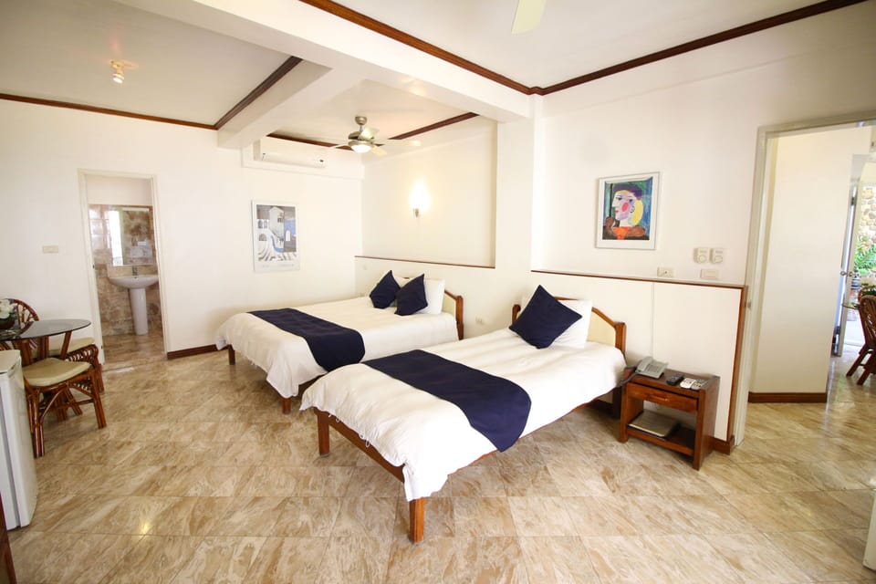 Royal Suite | Minibar, in-room safe, blackout drapes, iron/ironing board