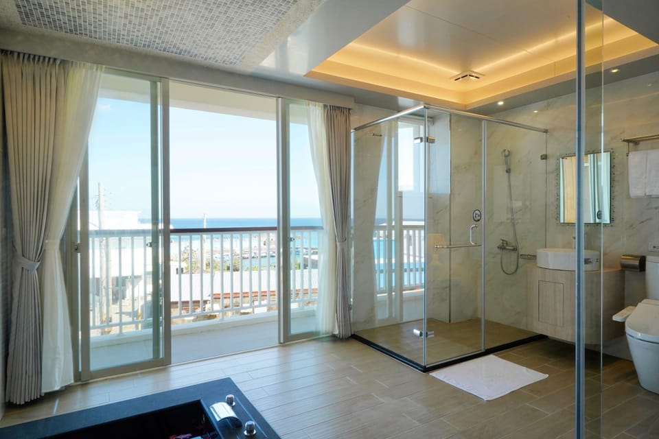 Deluxe Double Room, Sea View | Bathroom | Shower, free toiletries, hair dryer, slippers