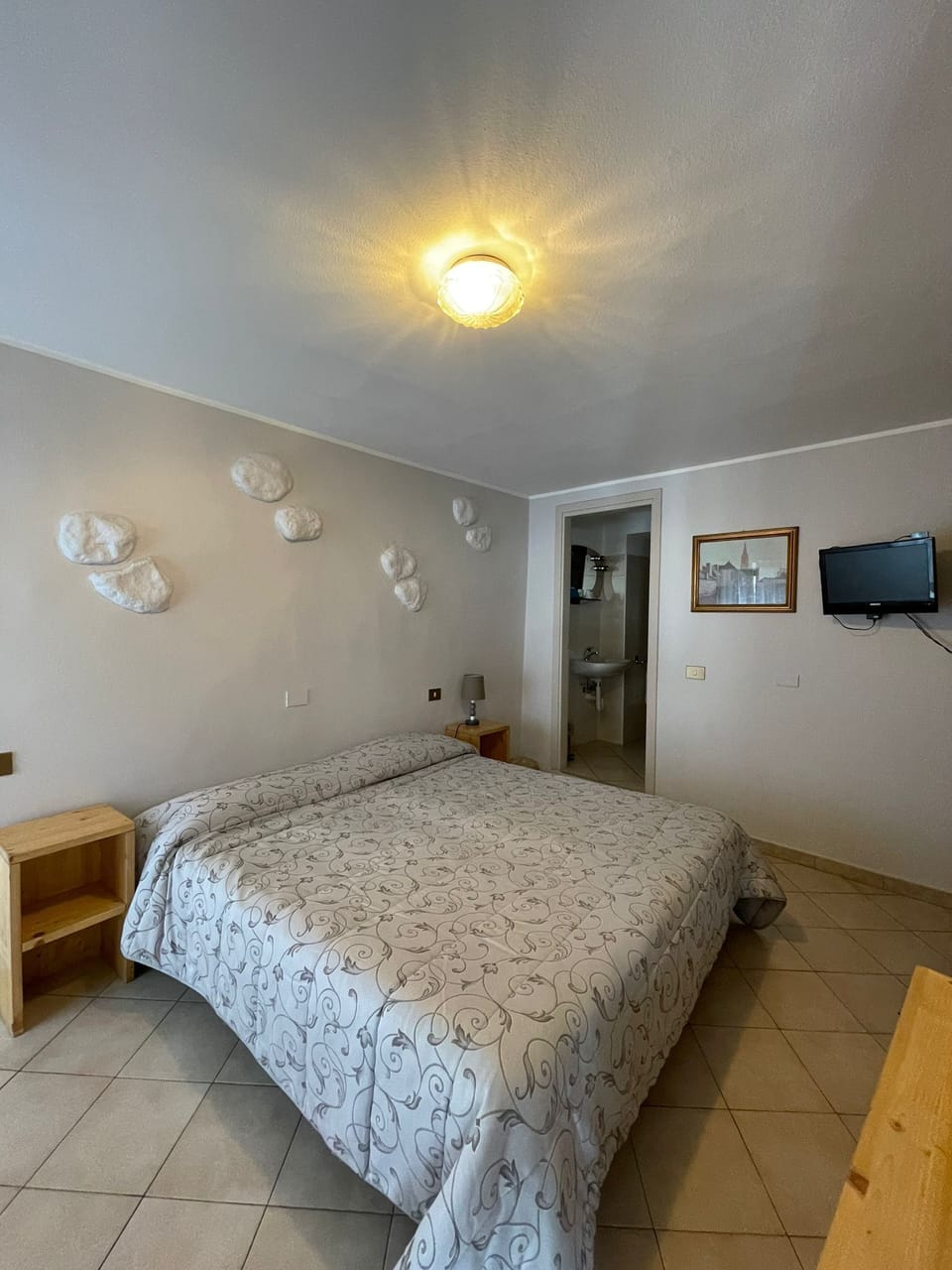 Double Room | Desk, free WiFi, bed sheets