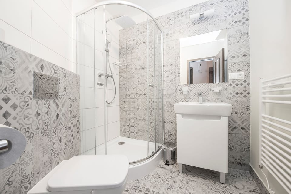 Single Room | Bathroom | Shower, rainfall showerhead, free toiletries, towels