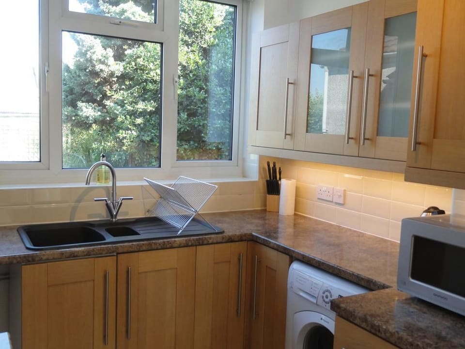 4 Bedroom House | Private kitchen | Full-size fridge, microwave, oven, stovetop