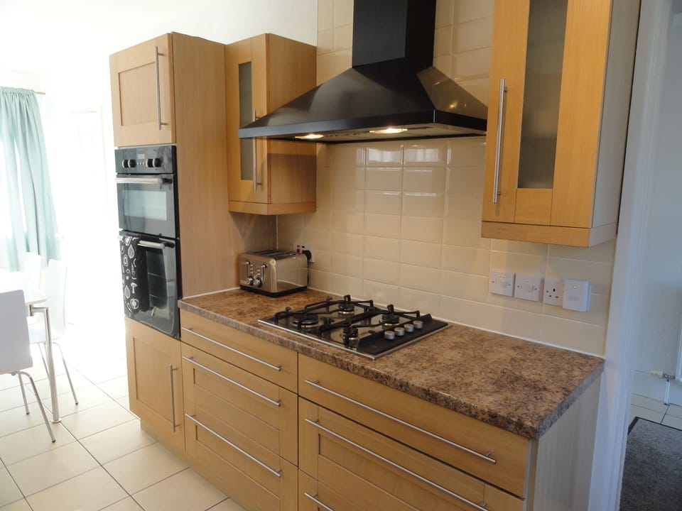 4 Bedroom House | Private kitchen | Full-size fridge, microwave, oven, stovetop