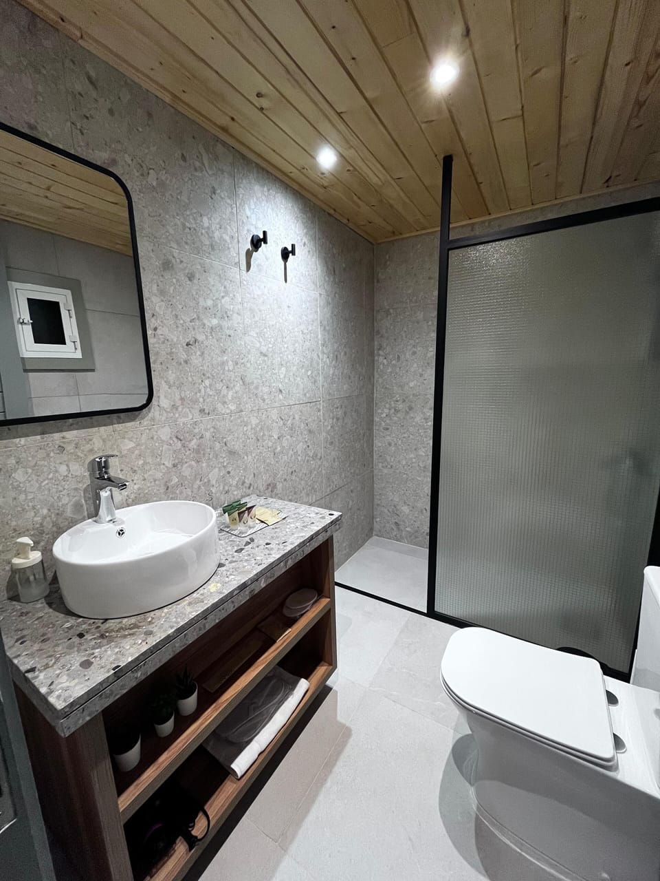Comfort Cabin | Bathroom | Shower, free toiletries, hair dryer, towels