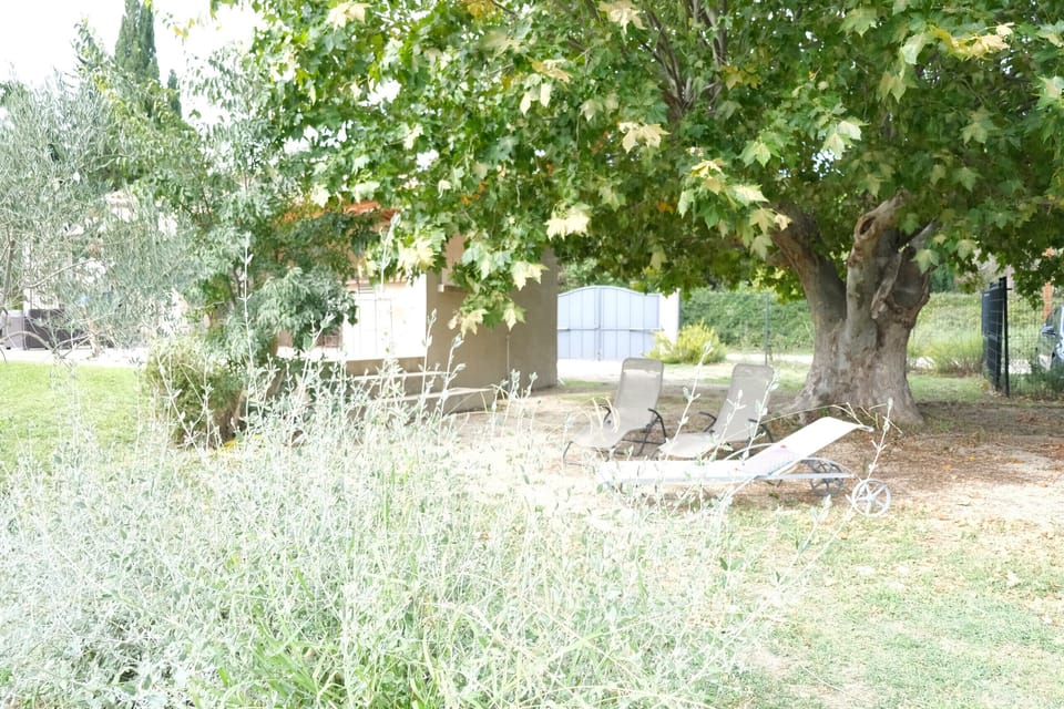 MOURIÈS vacation rental, Alpilles Provence comfortable villa with large garden for 8 people. Online reservation with Plaisirs & Maisons de Provence