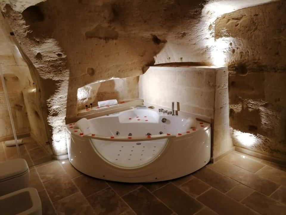Deluxe Double Room, 1 Queen Bed, Bathtub | Bathroom | Free toiletries, hair dryer, bidet, towels