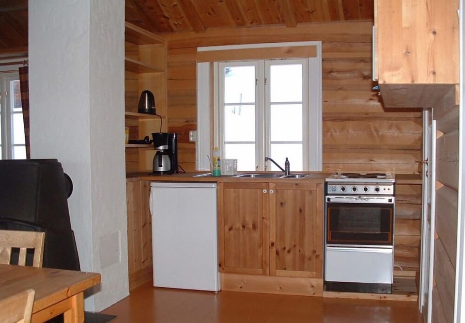 Coffee/tea maker, fridge, stovetop, electric kettle