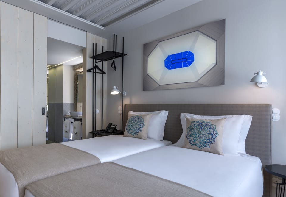 Double or Twin Room, City View (Namoradeira) | Premium bedding, individually decorated, individually furnished