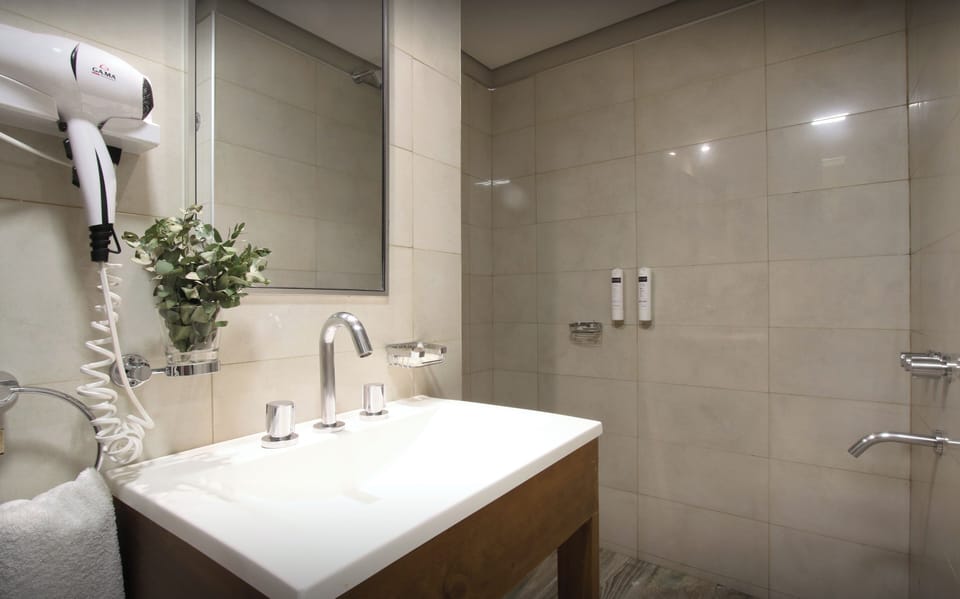 Superior Double Room, City View | Bathroom | Shower, hair dryer, bidet, towels