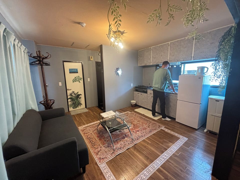 Basic Twin Room | Private kitchen | Microwave, stovetop, electric kettle, cookware/dishes/utensils