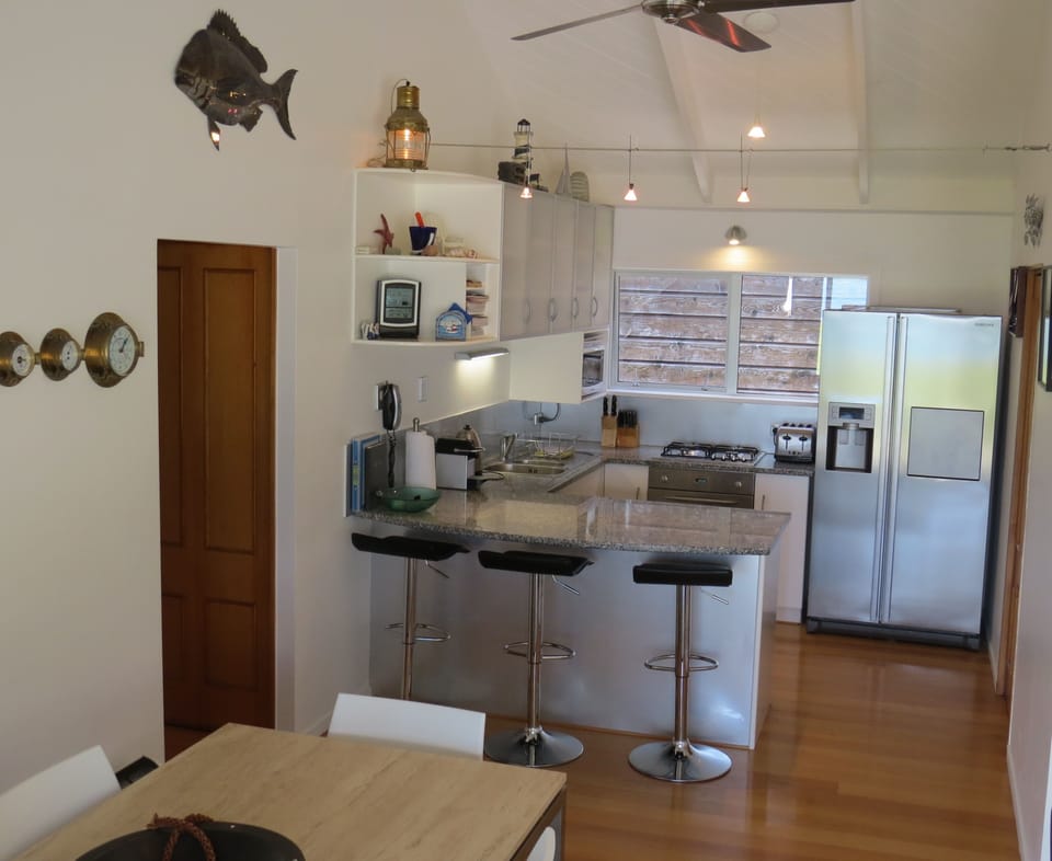 Fully equipped granite kitchen - dishwasher, ice maker, Nespresso, oven