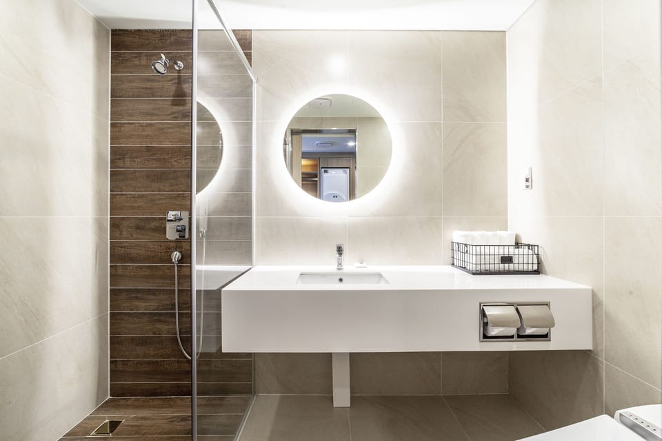 Deluxe Twin Room, Non Smoking | Bathroom | Shower, designer toiletries, hair dryer, bathrobes