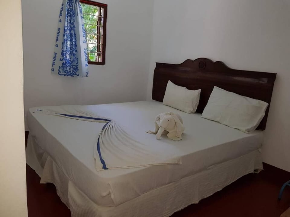 Desk, iron/ironing board, WiFi (free)