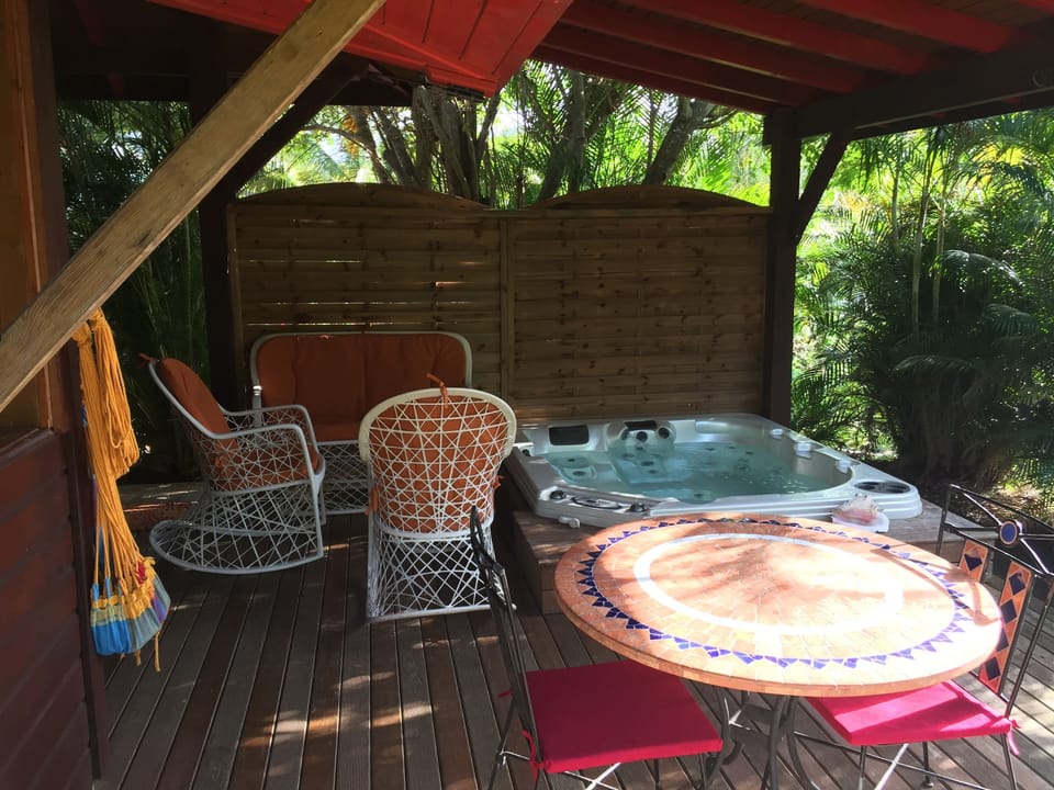 Outdoor spa tub