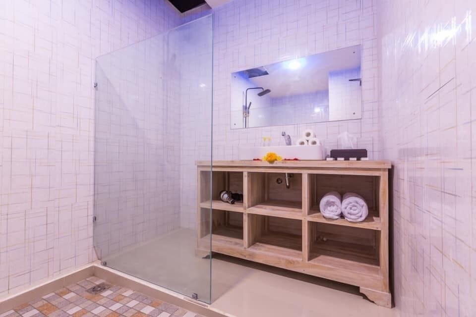 Separate tub and shower, deep soaking tub, free toiletries, hair dryer