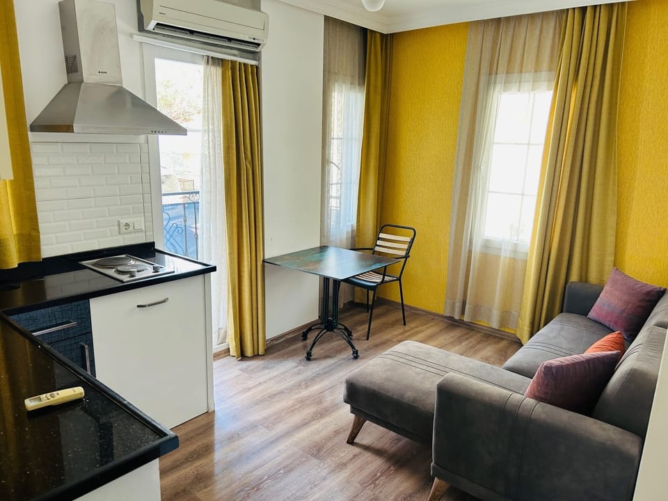 Deluxe Suite, Kitchenette (Endeka) | Private kitchen | Coffee/tea maker, electric kettle